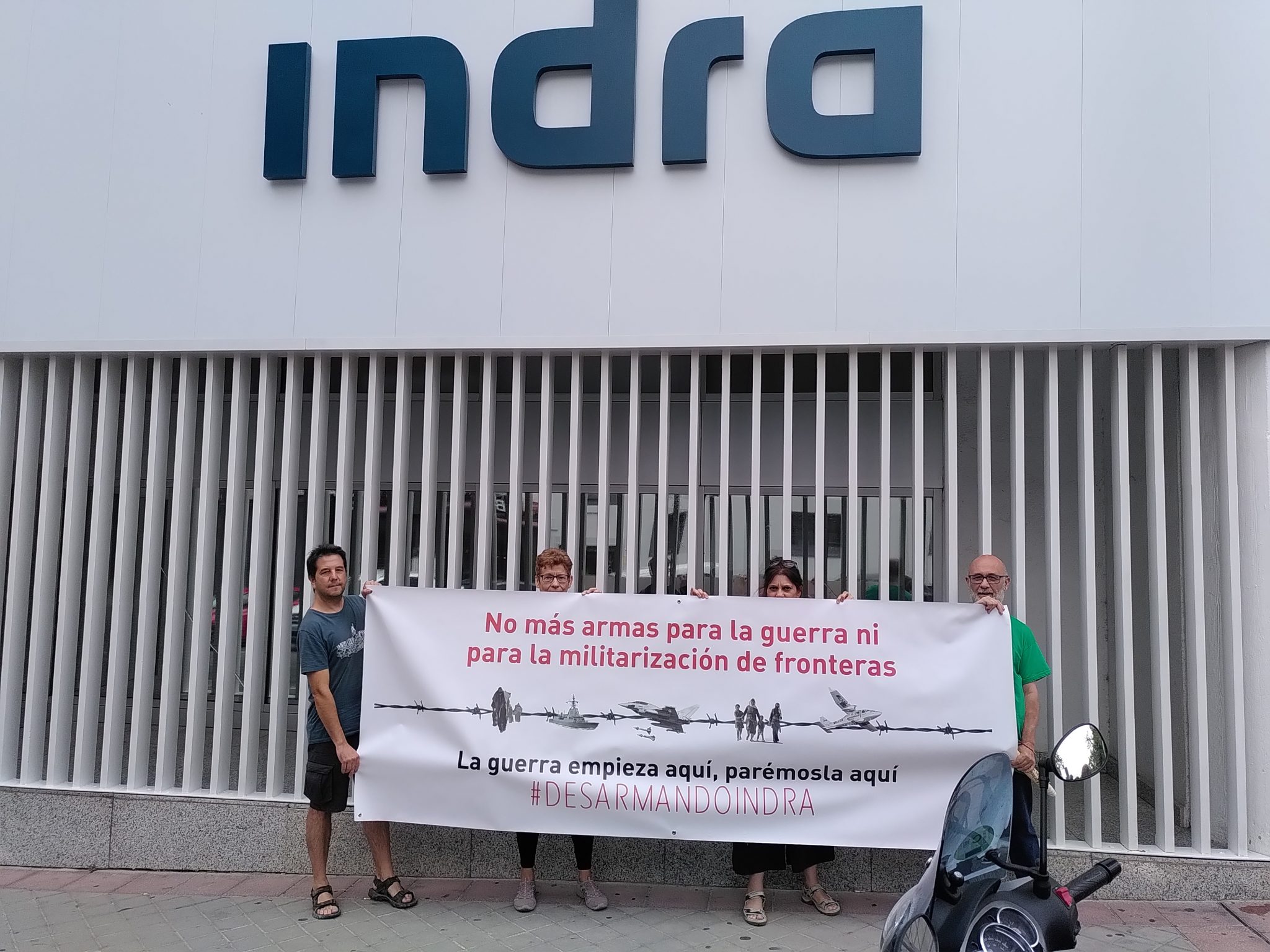 Decenas de organizaciones y colectivos denuncian en la Junta General de Accionistas de Indra sus vínculos con el negocio de las armas y la militarización de fronteras