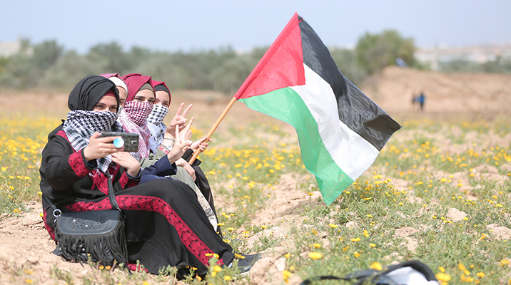 Niñas palestinas sacándose una fotografía