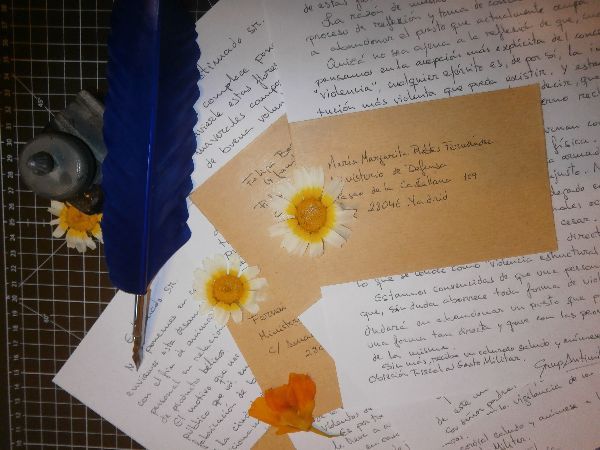 Cartas no amenazantes con un mensaje pacifista y flores secas