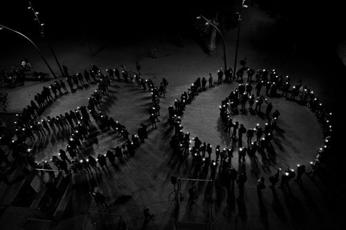 Acto simbólico en la plaza Joan Coromines durante el World Peace Congress.
